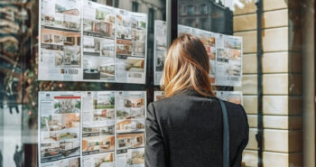 Vue de dos d'une femme observant des annonces immobilières dans la rue » IA générative